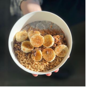 Gluten-free oats and granola steeped in steamed house-made cashew milk, mixed with almond butter for thickness and topped with fruit, maple and cinnamon